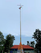 Installation process of a 4-meter flag at a storefront, showing quick setup by a professional installer.