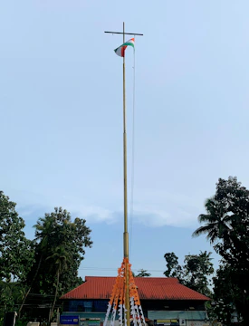 Installation process of a 4-meter flag at a storefront, showing quick setup by a professional installer.