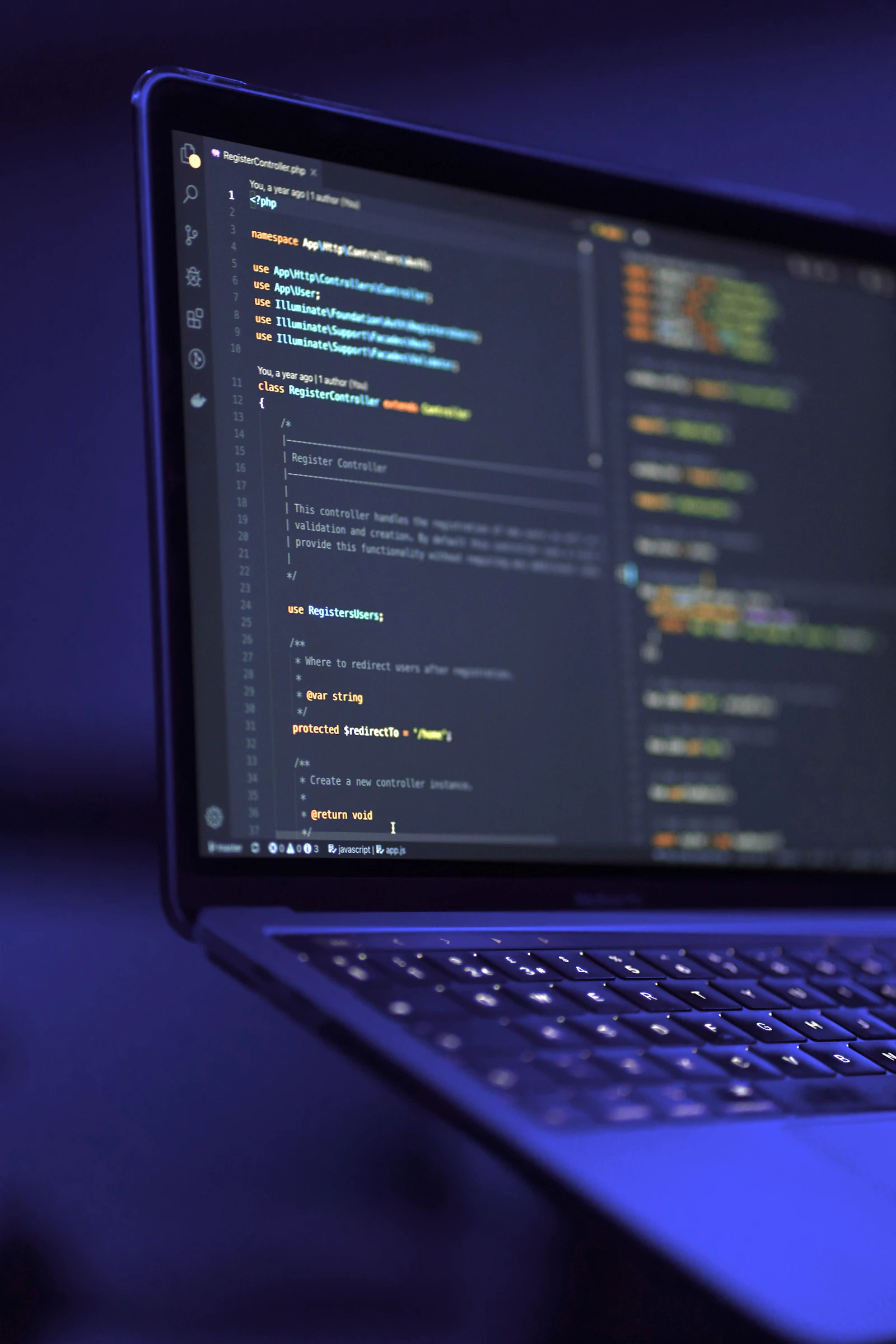 Persona trabajando de noche con un portátil mostrando código, representando la administración electrónica