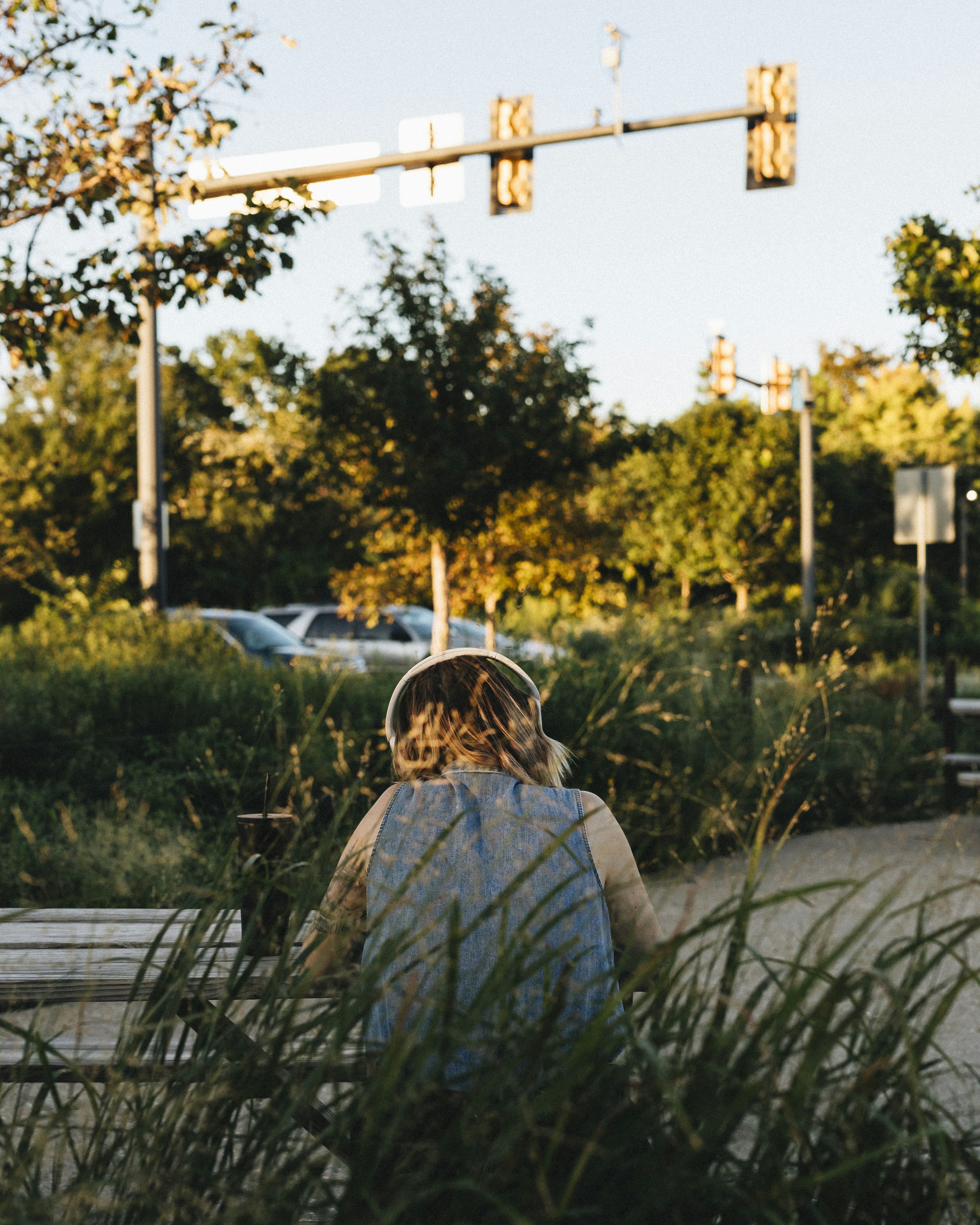 A woman sitting on a bench in a park photo – Free Grass Image on Unsplash
