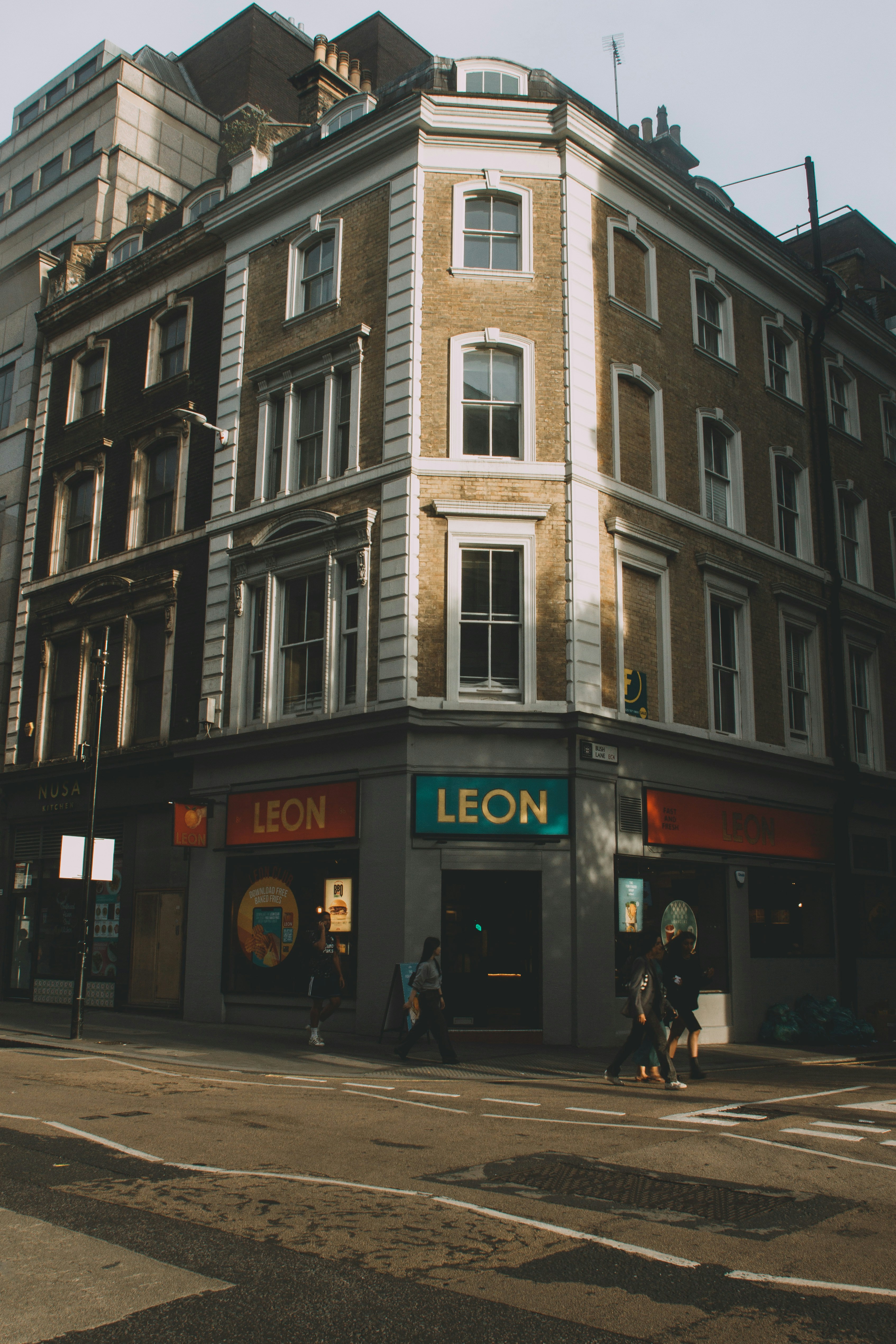 photo-1692109251707-10ef2a9cd545?ixid=M3wxMjA3fDB8MXxzZWFyY2h8MjB8fGxvbmRvbiUyMGJvdXRpcXVlJTIwYWNjb21tb2RhdGlvbnxlbnwwfHx8fDE3NTE0NTU3NDN8MA\u0026ixlib=rb-4.1.0