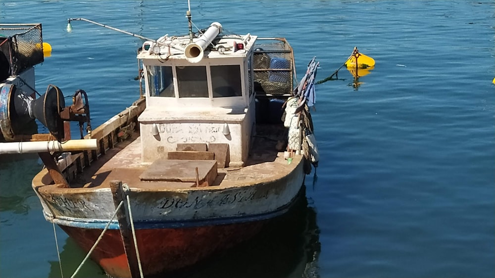 ein Boot, das im Wasser sitzt
