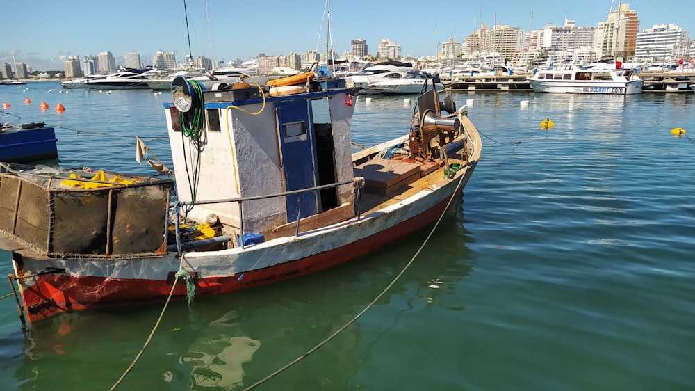 Ein kleines Boot, das an einem Dock in einem Hafen festgemacht ist