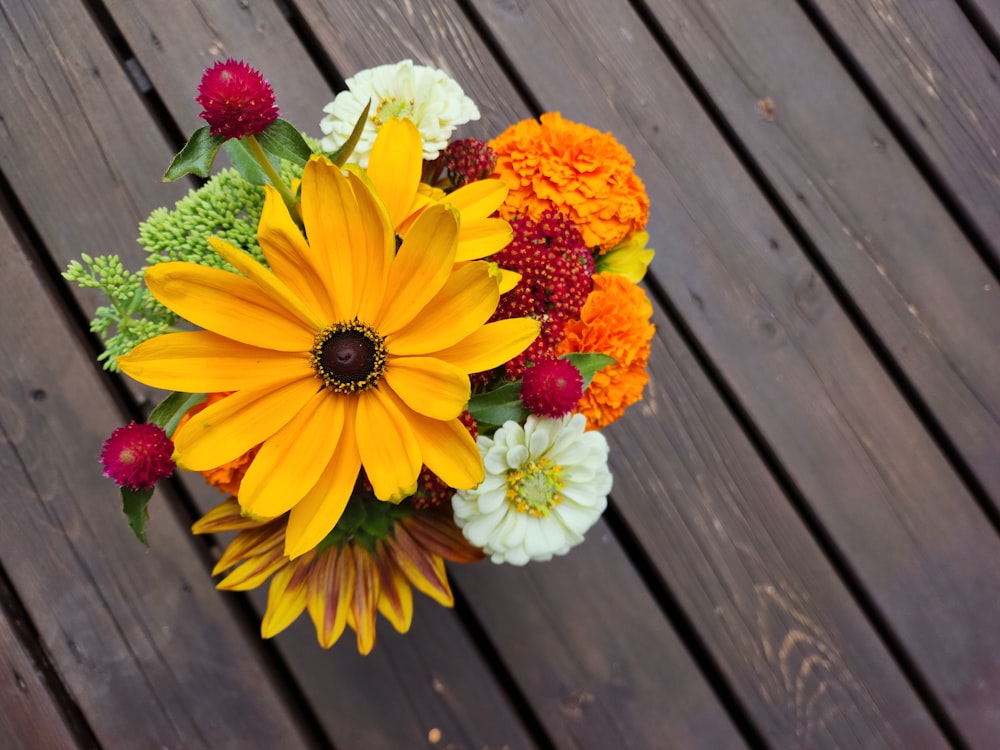 Ein Blumenstrauß sitzt auf einem Holztisch