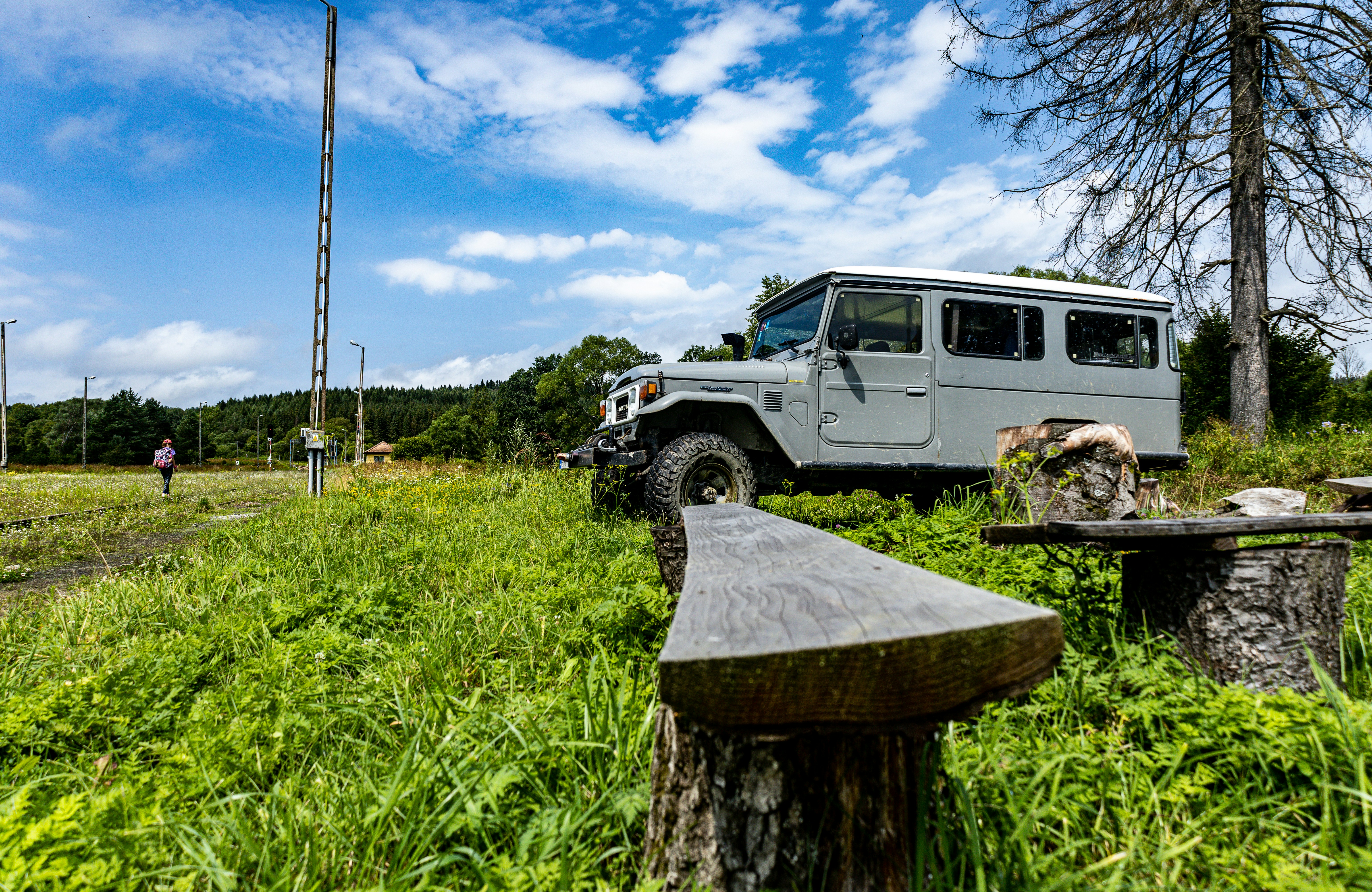 Une jeep est garée au milieu d’un champ