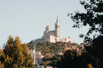 Notre-Dame de la Garde, Marseille, agence digitale locale.