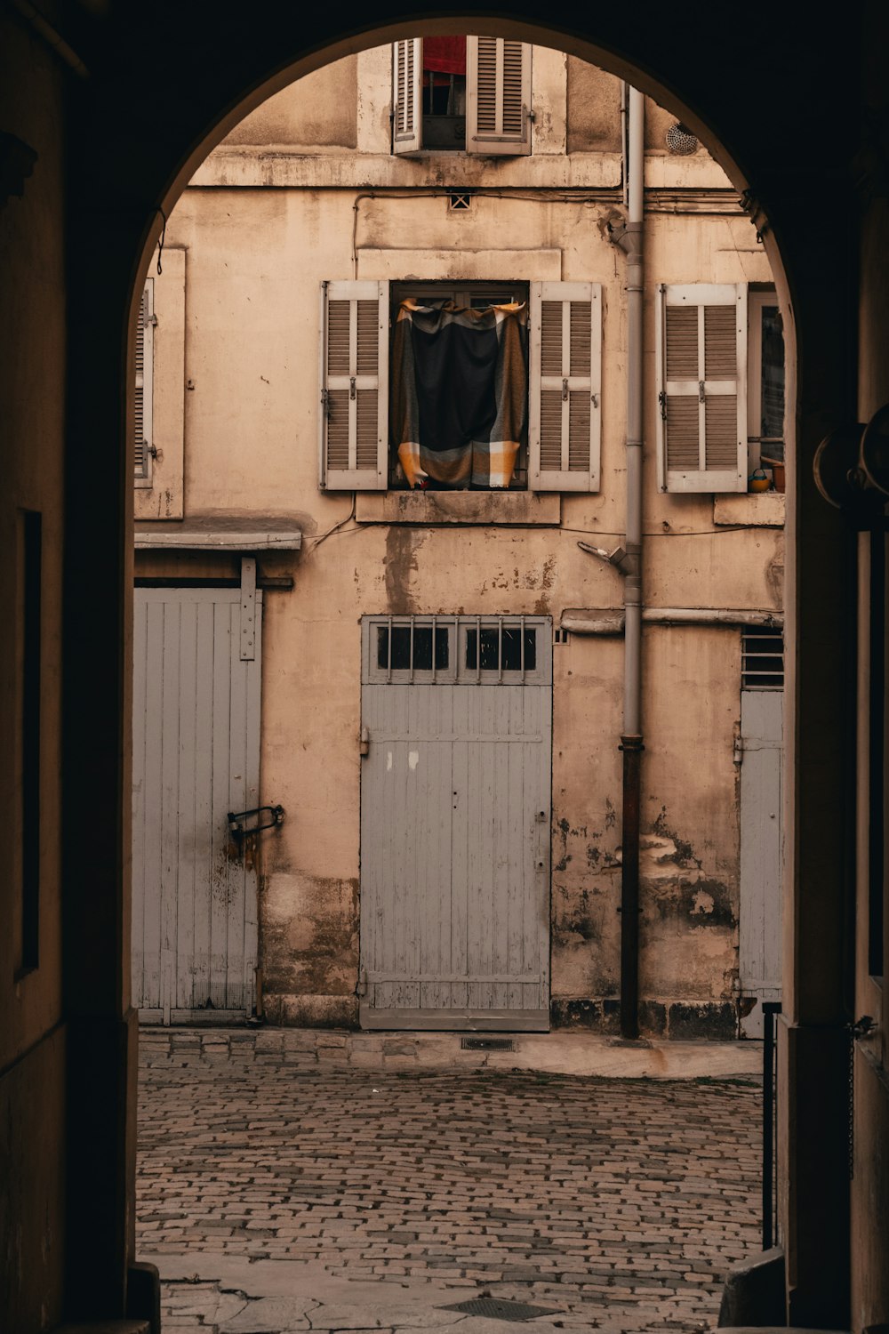 an archway leading to a building with two doors