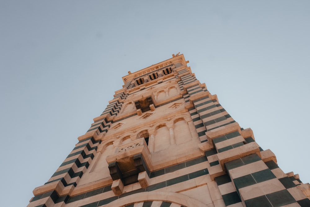 Un edificio molto alto con un orologio sul lato