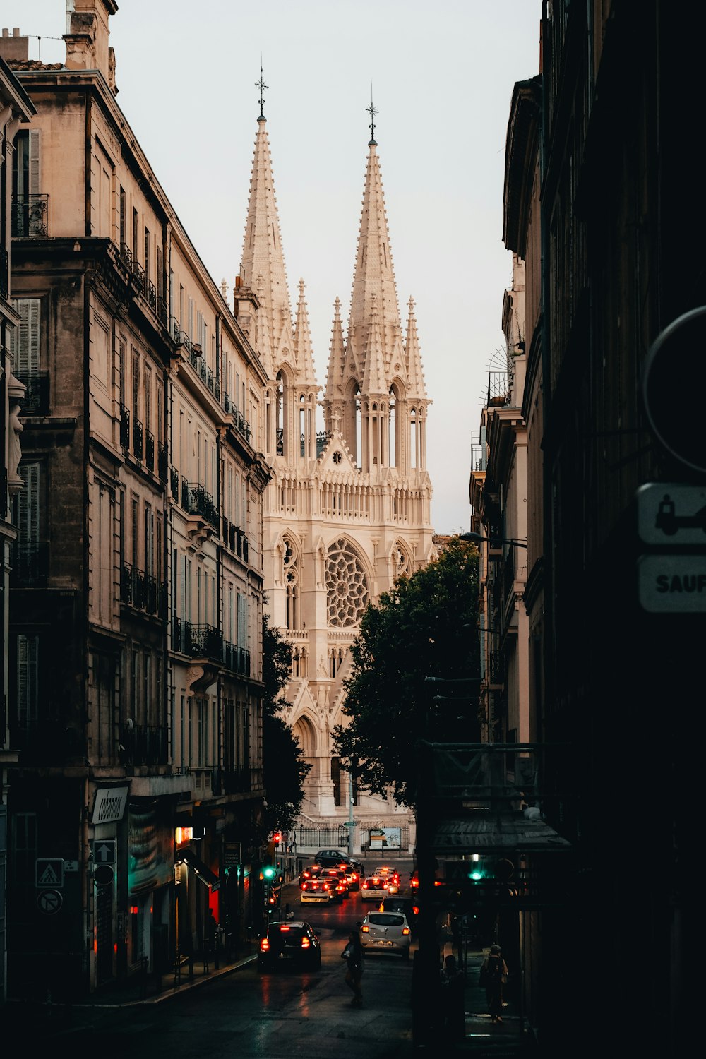 uma catedral elevando-se sobre uma cidade cheia de edifícios altos