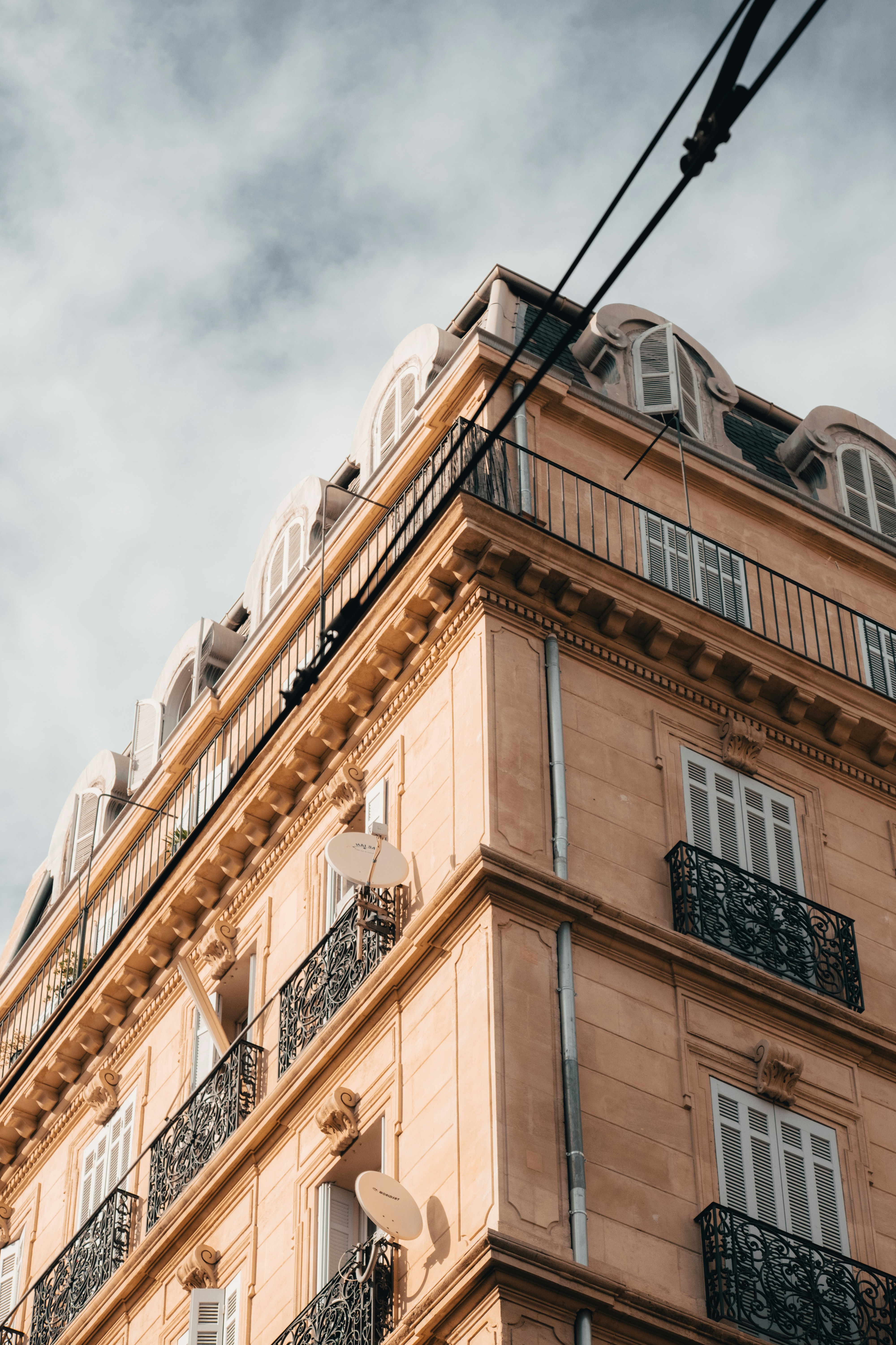 Photo by k_sariwating