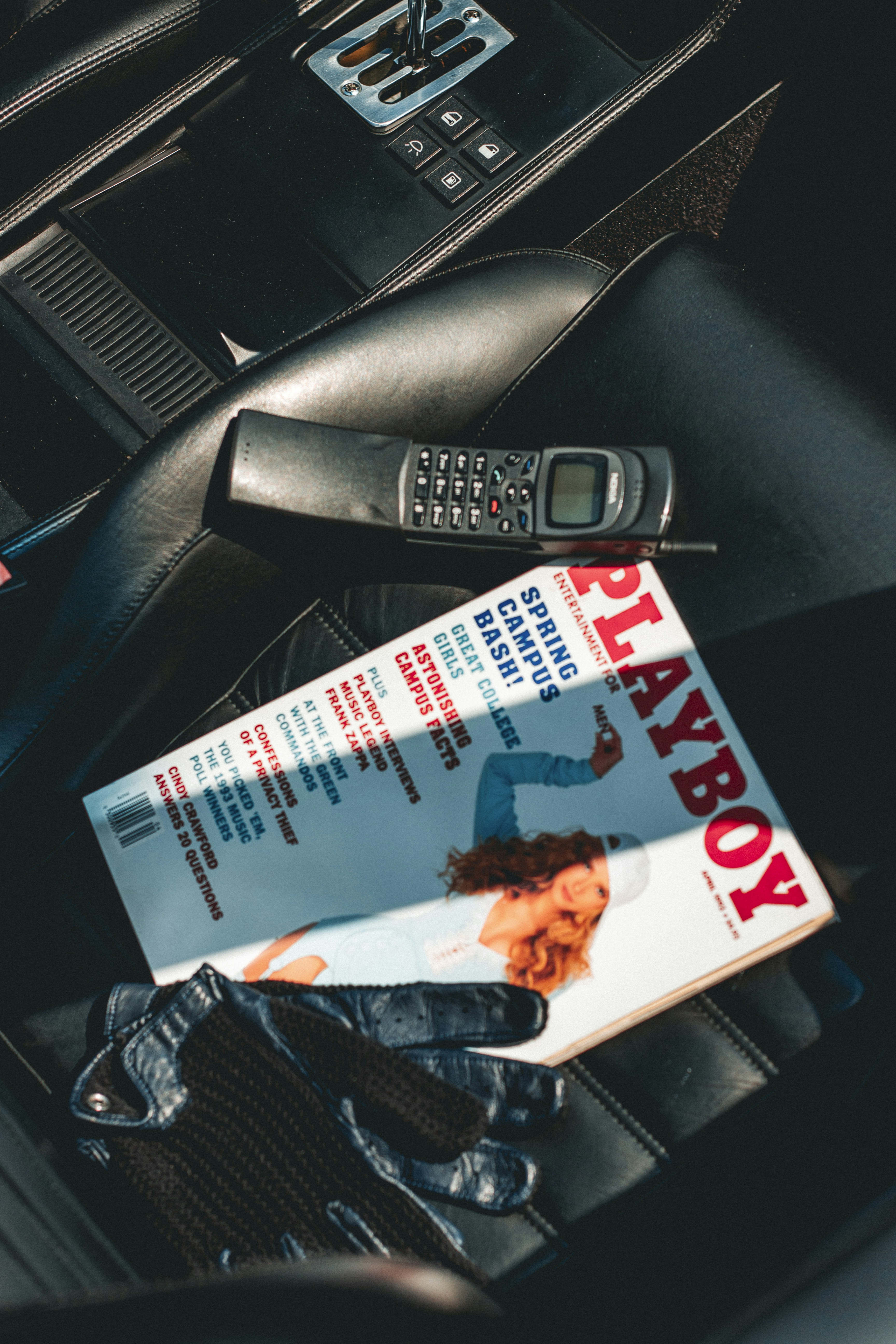 uma revista sentada em cima de um console de carro