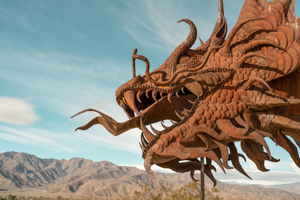 Una escultura de un dragón en medio de un desierto