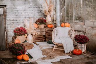 a chair and some pumpkins in a room