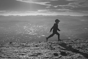 Side profile of a runner in motion wearing lightweight, stylish activewear with the city skyline behind