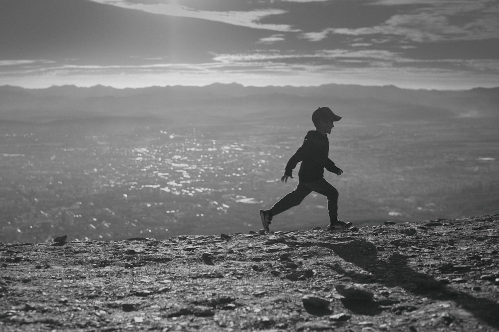 um homem correndo até uma colina nas montanhas
