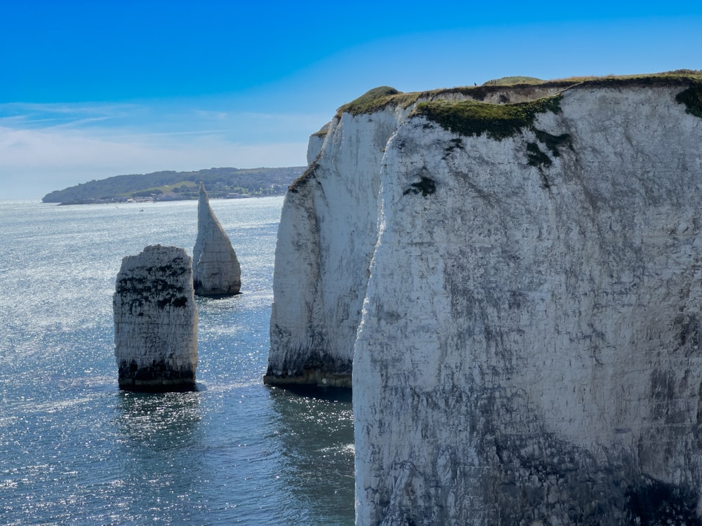 eine Gruppe von Felsen, die aus dem Wasser ragen