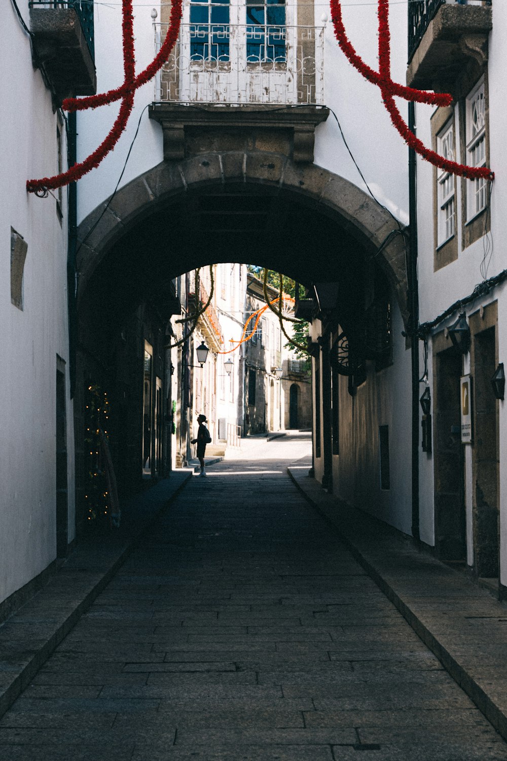 Una persona caminando por un callejón estrecho