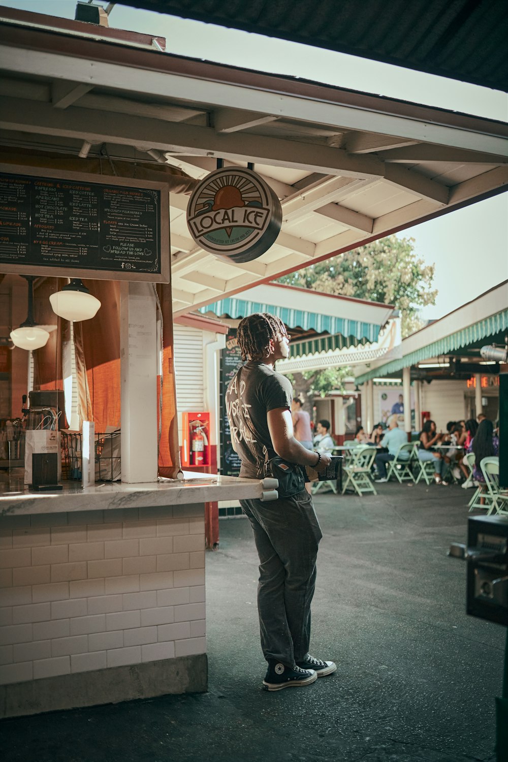 Un hombre parado frente a un restaurante