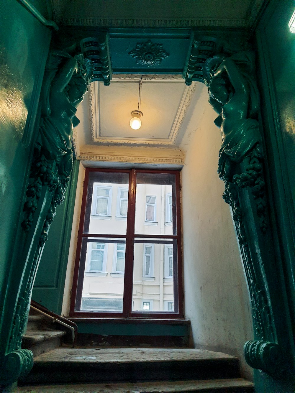 窓と階段ケースのある部屋