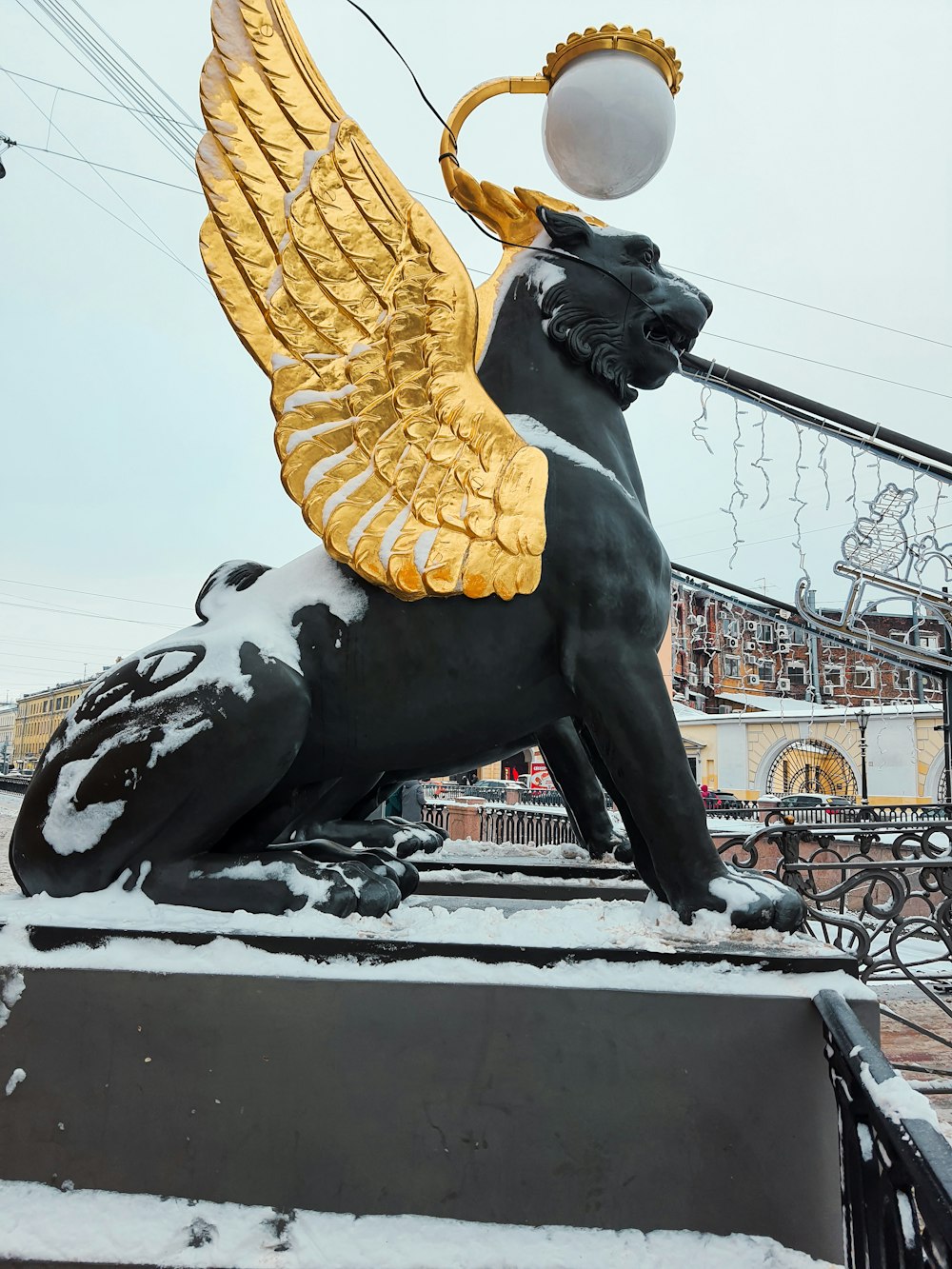 una estatua de un león con una bola en la boca