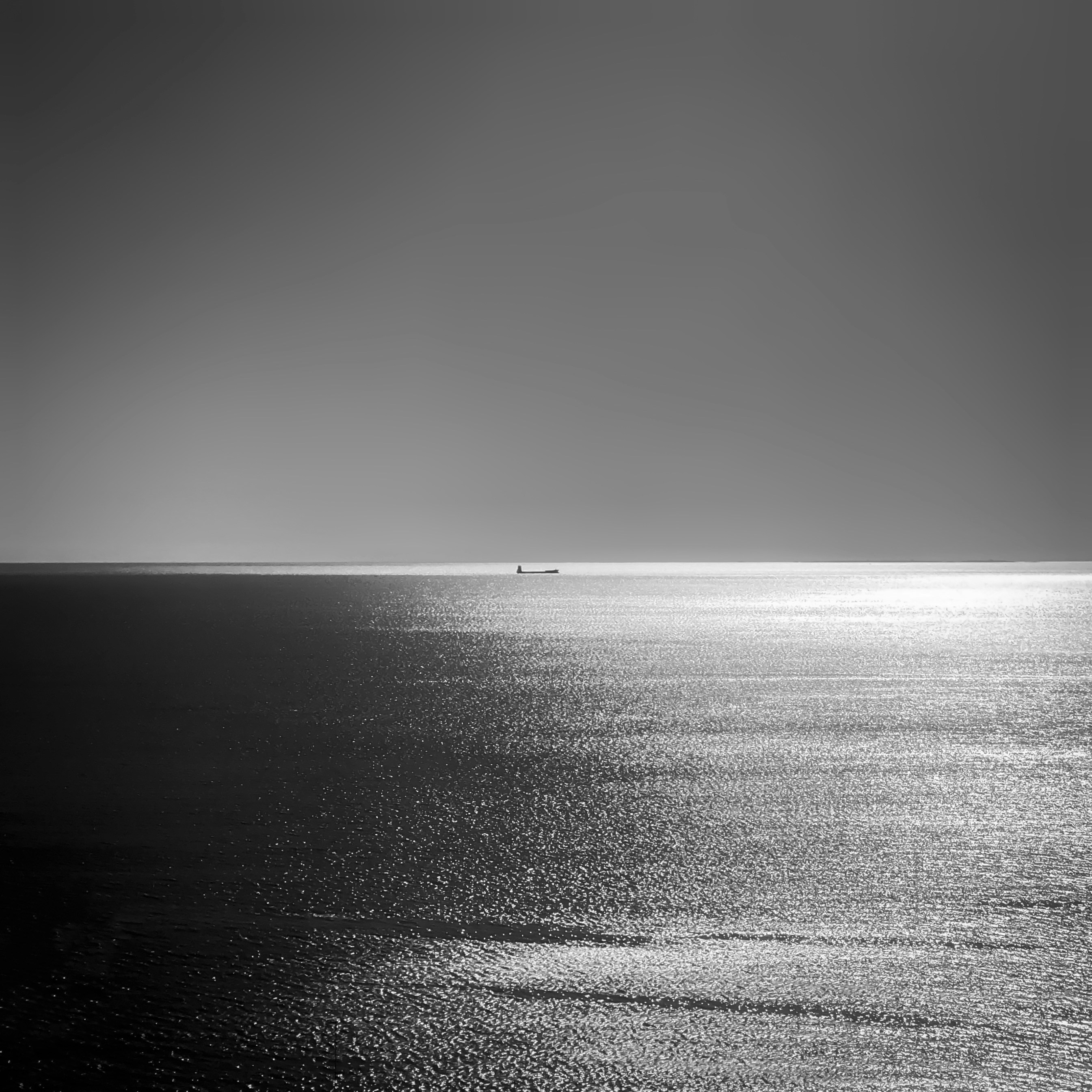 S - 當我知道你那段時間是空閒時

我的心落了下來

你似乎……只想在既定的時間裡與我相處

卻從未利用多餘的時間來彌補物理上的距離

真不公平…

