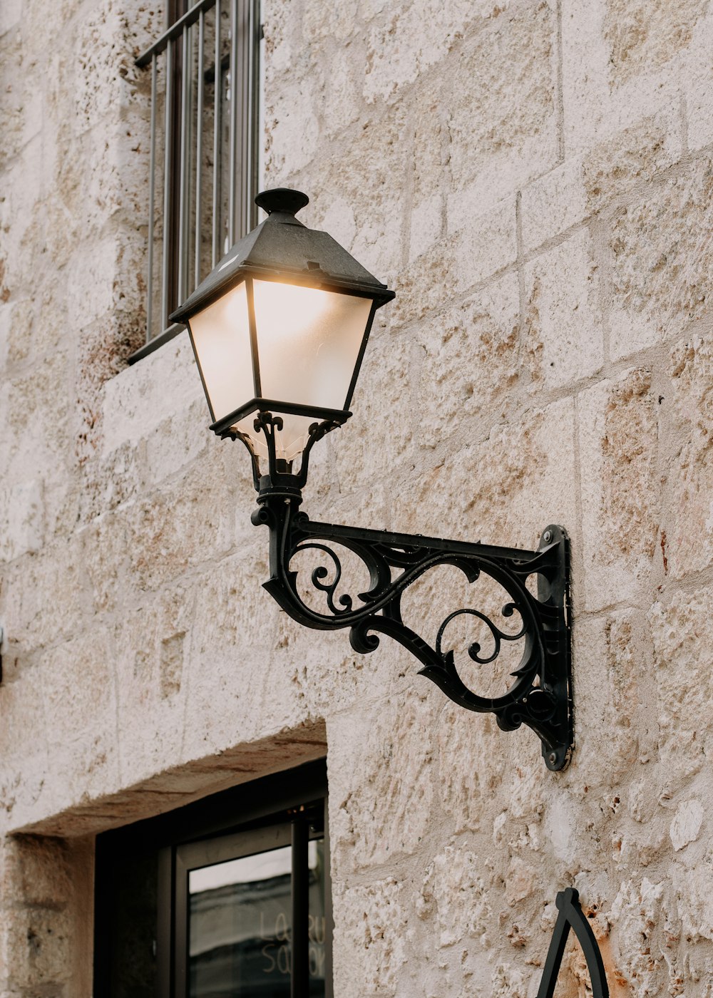 a street light attached to the side of a building