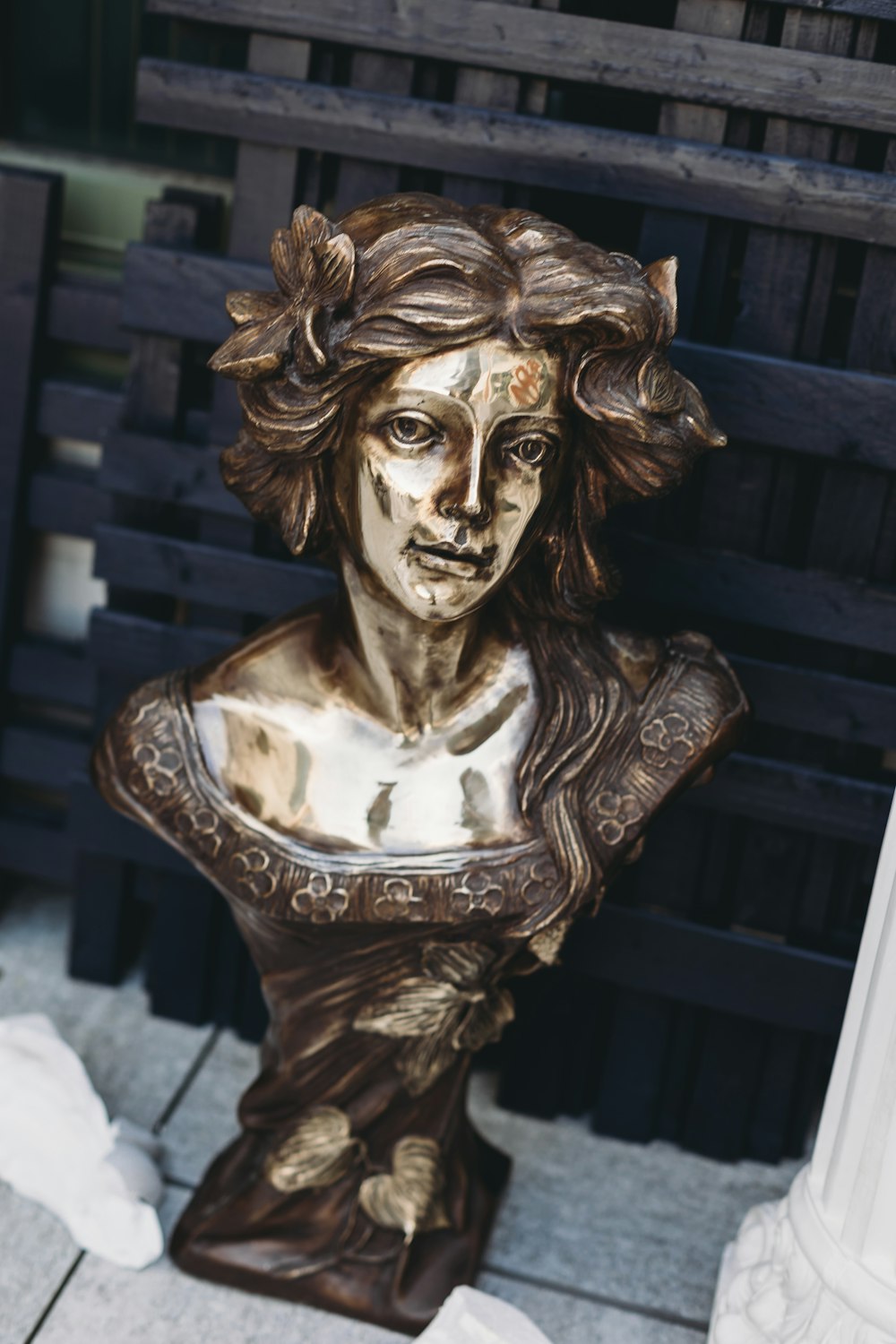 Un primo piano di una statua di una donna