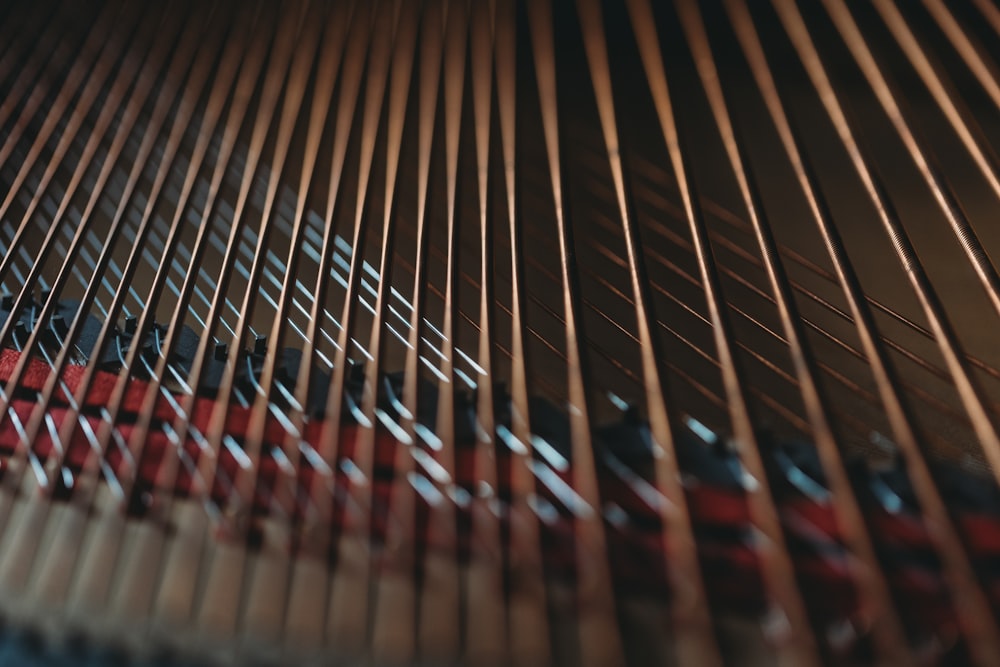 Una vista de cerca de las cuerdas de un piano