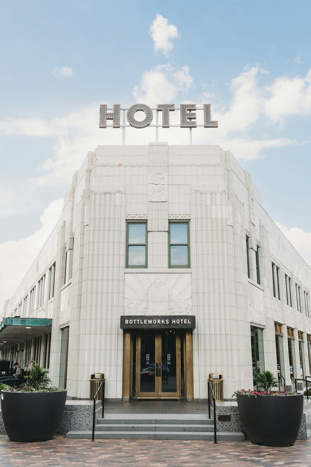 Un gran edificio blanco con un letrero que dice hotel