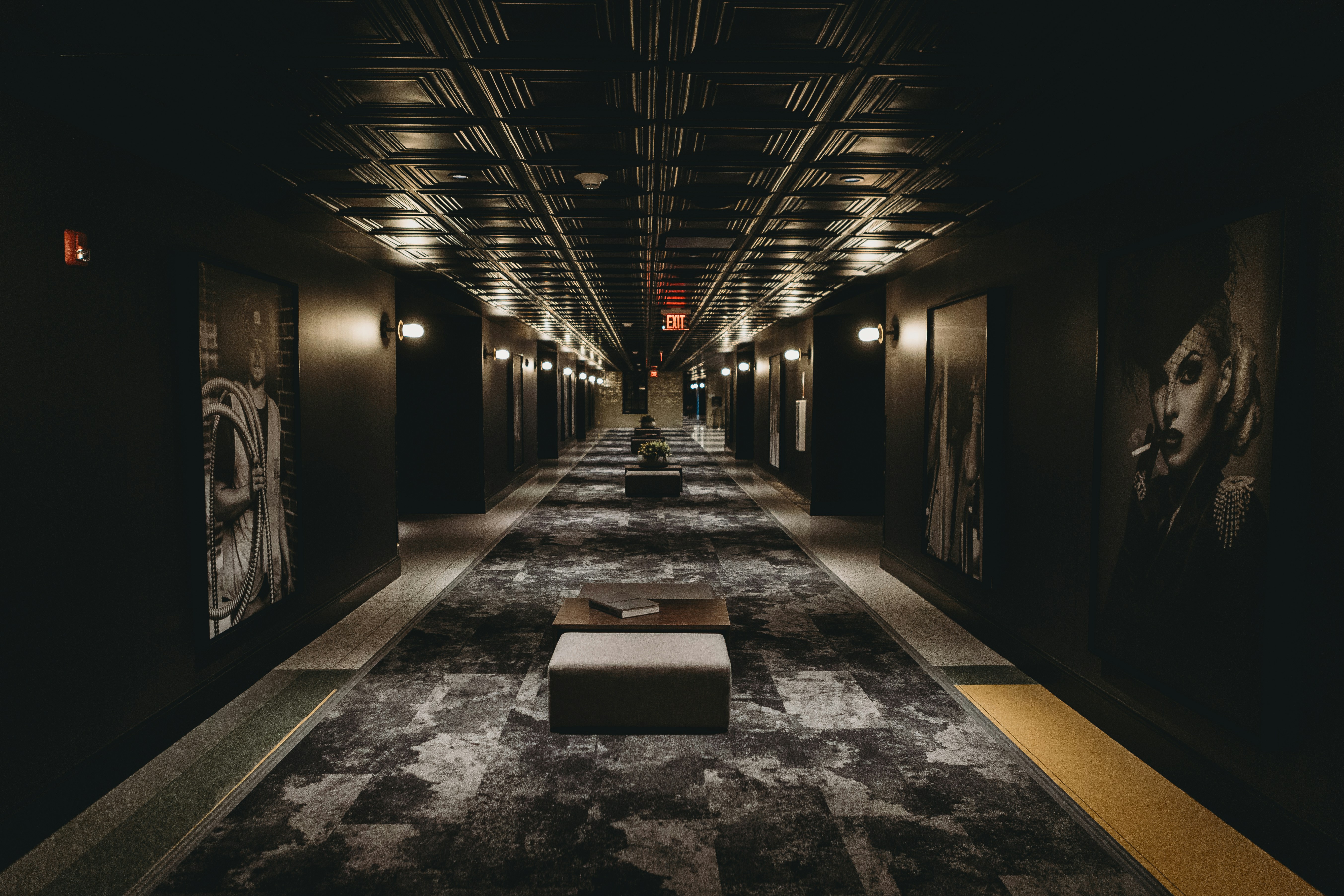 un long couloir avec un banc au milieu