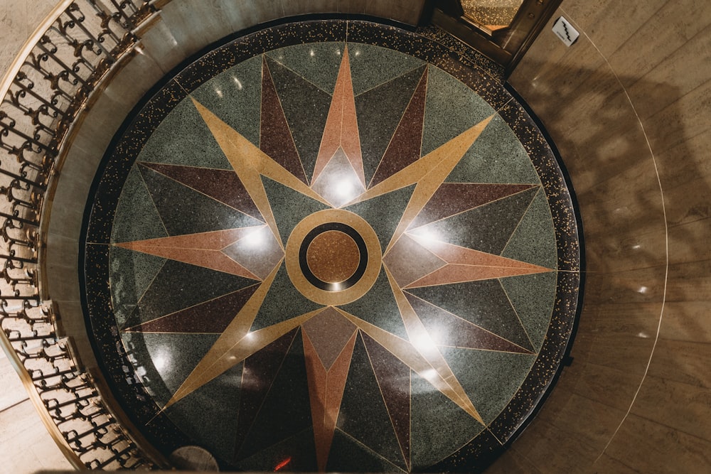 Una vista cenital de una mesa circular en un edificio