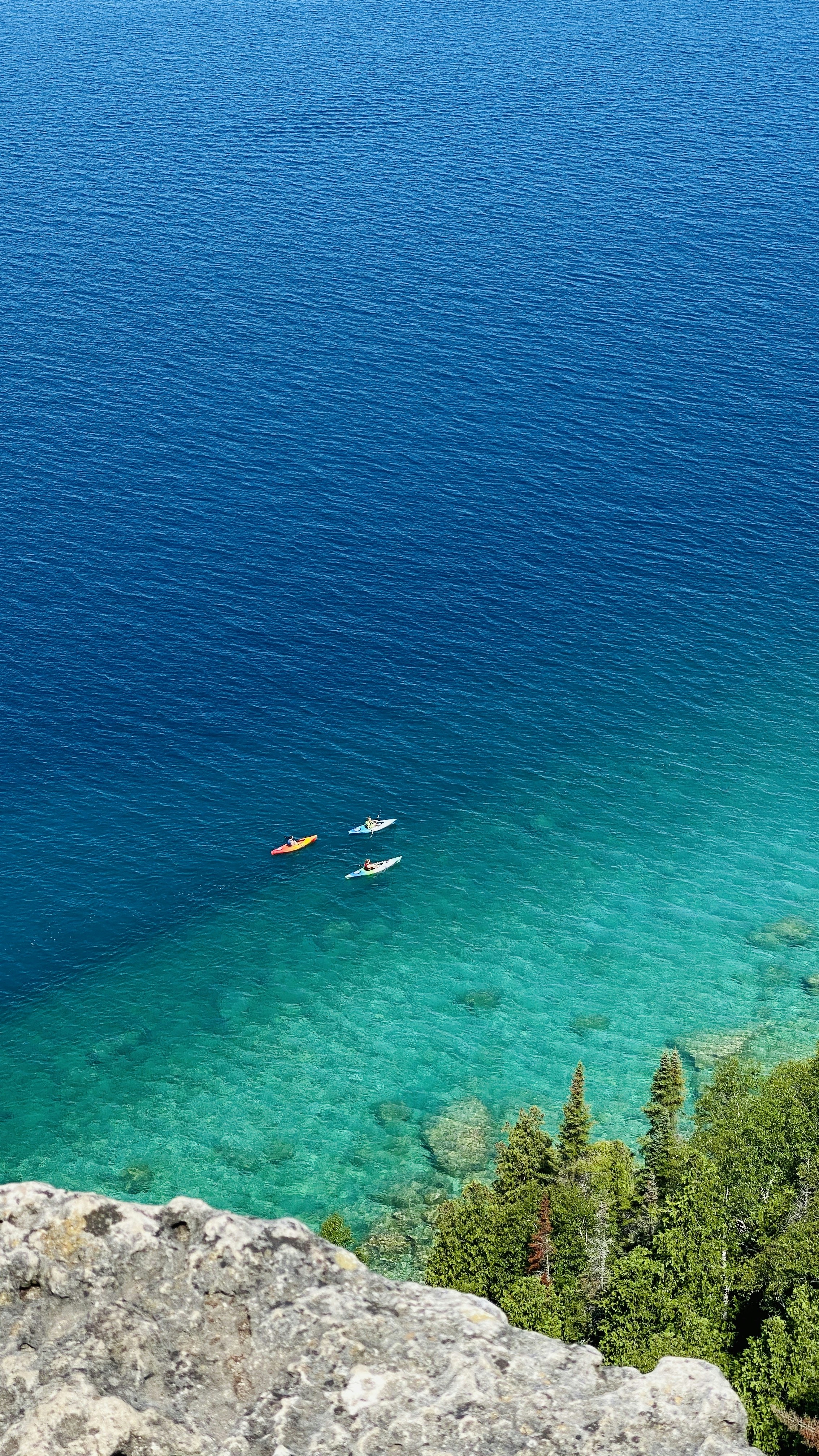 A couple of boats floating on top of a body of water photo – Free Beach ...