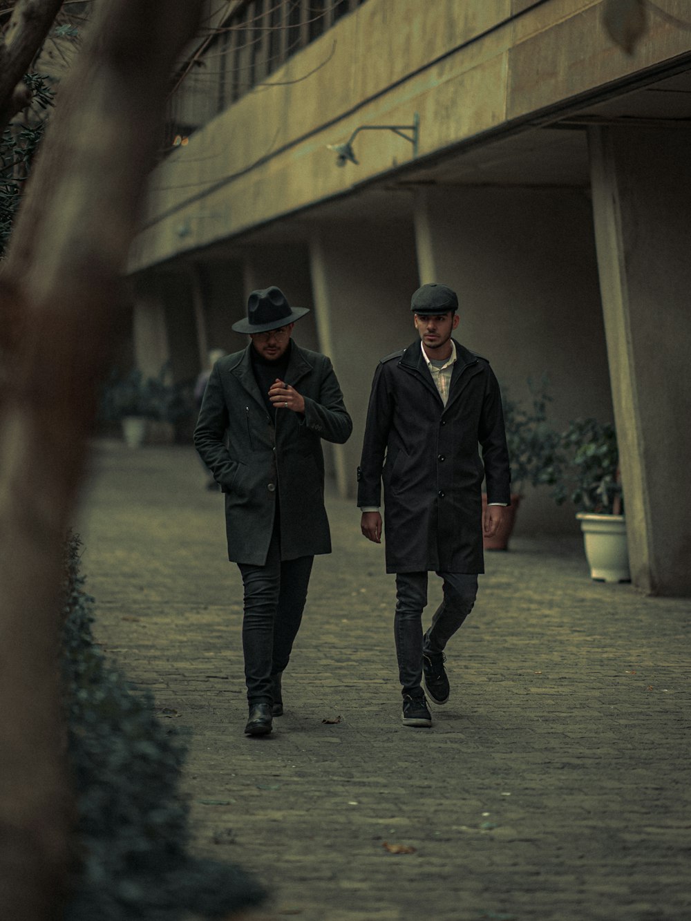 Un couple d’hommes marchant sur un trottoir