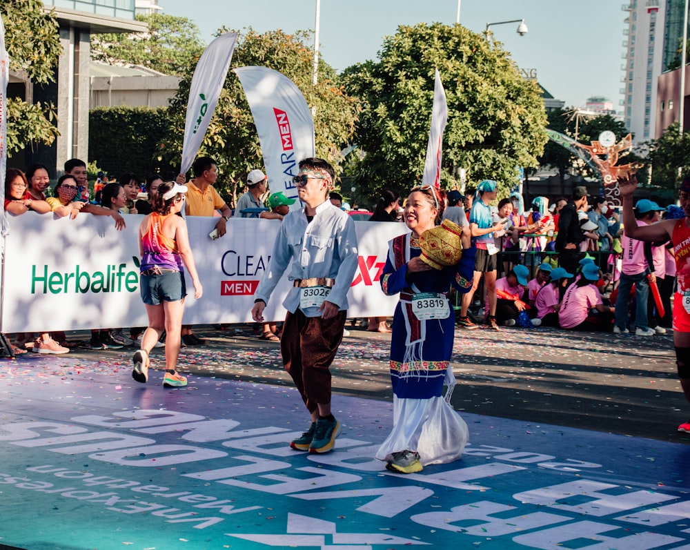 Un par de personas que están paradas en la calle