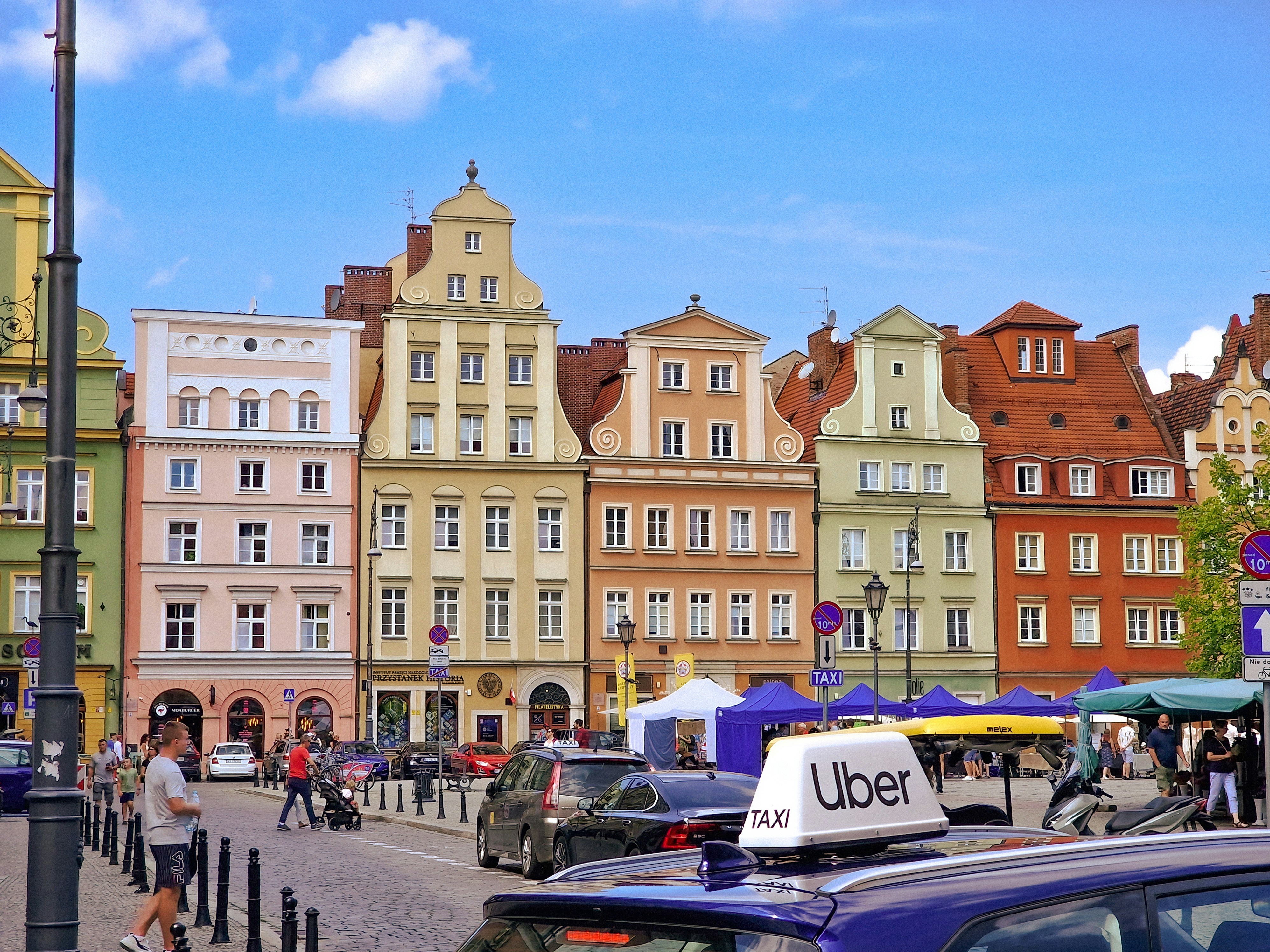 Una strada trafficata della città fiancheggiata da edifici alti