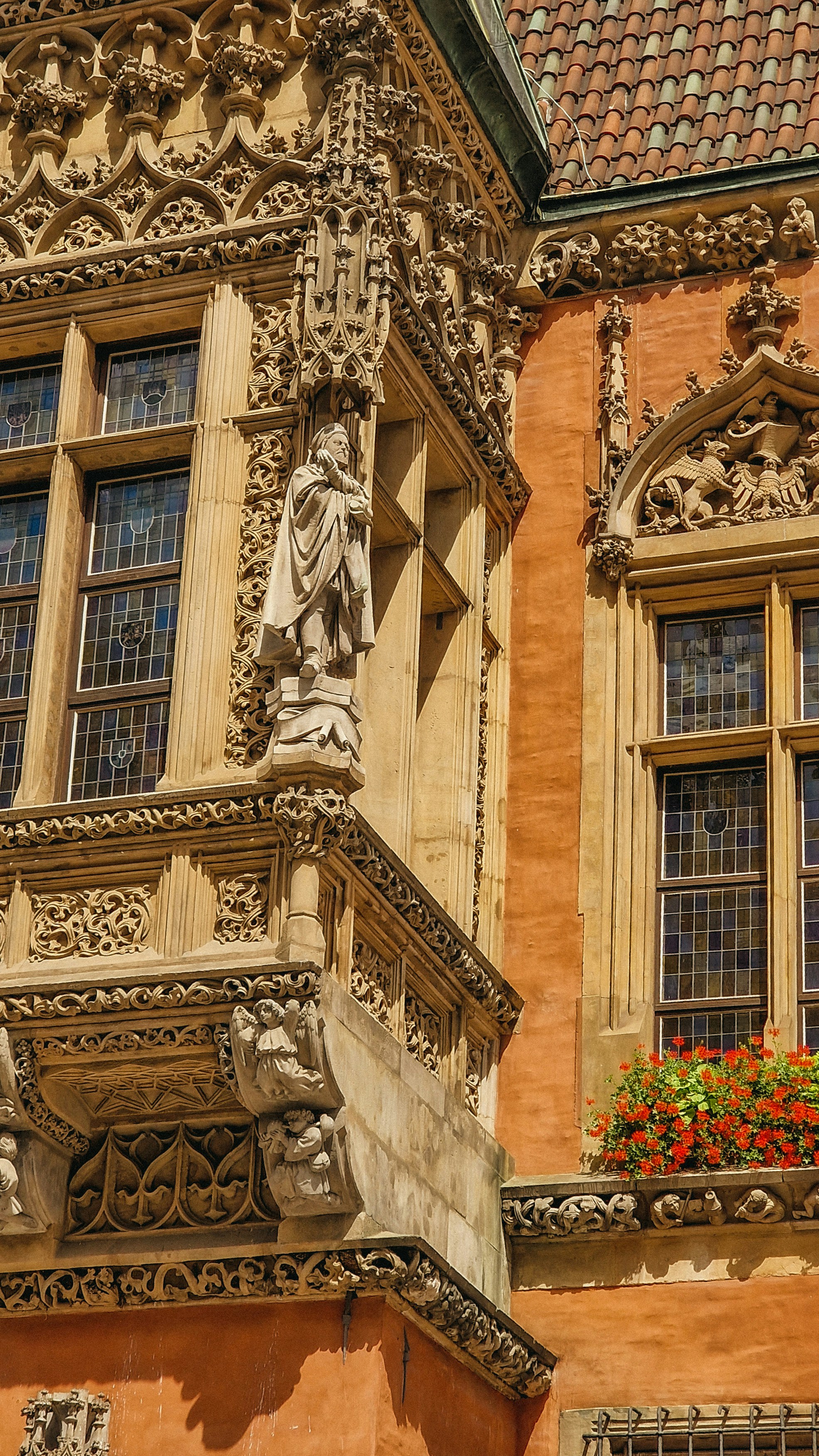 un edificio alto con una statua sul lato di esso
