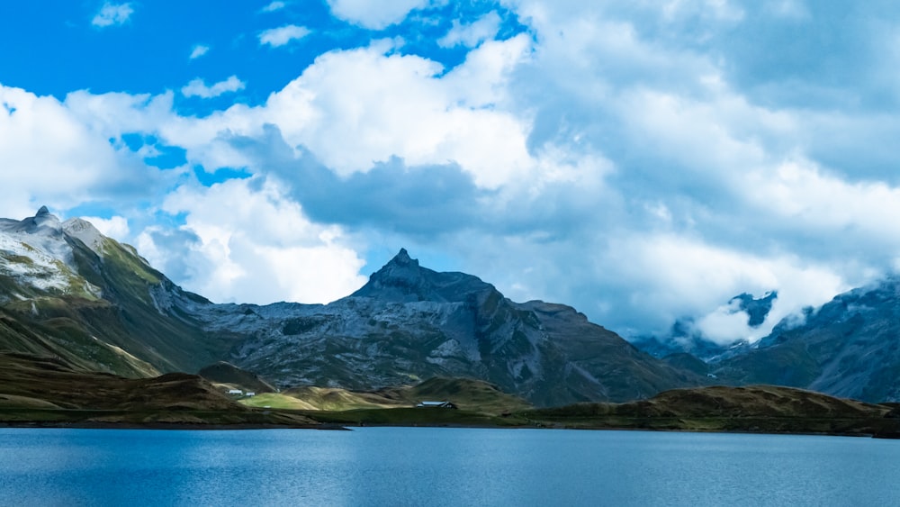 un grand plan d’eau entouré de montagnes