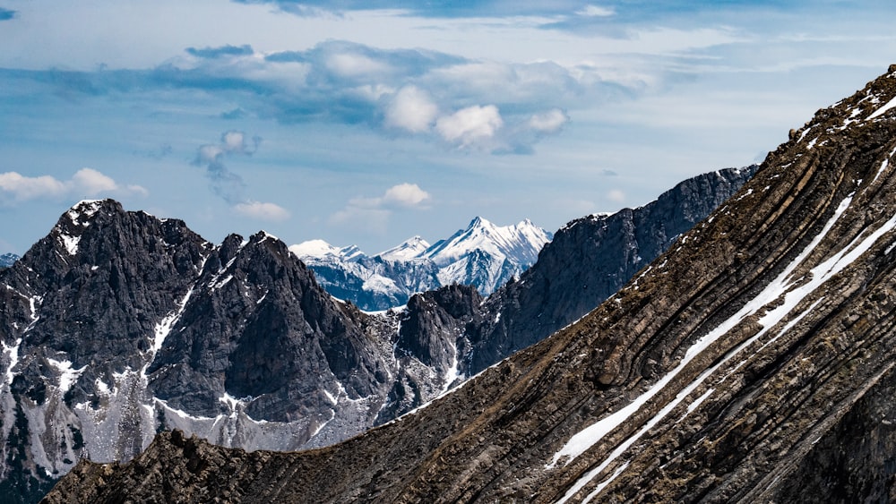 Eine Bergkette mit schneebedeckten Bergen im Hintergrund