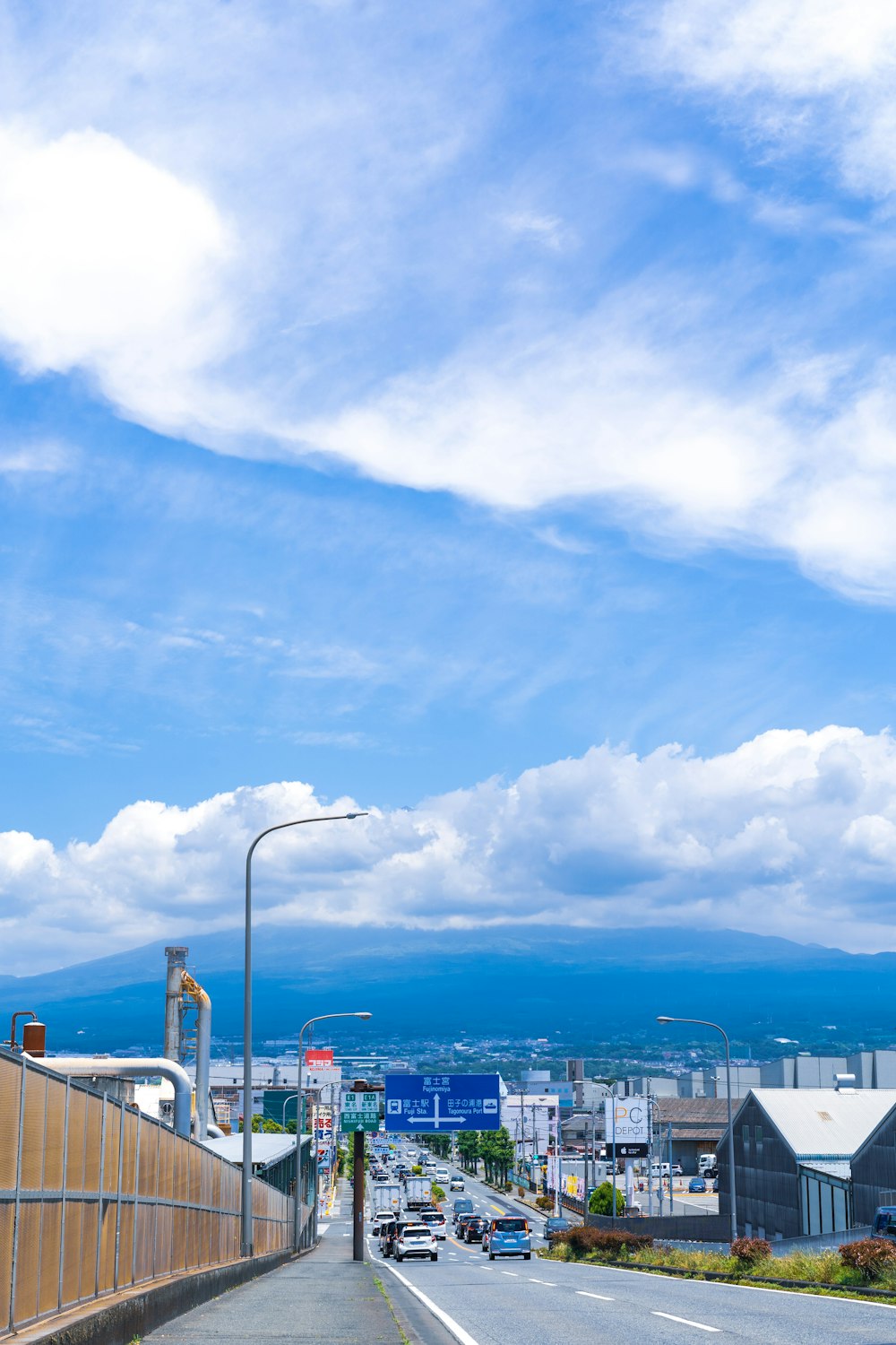 Una vista di una città da un ponte