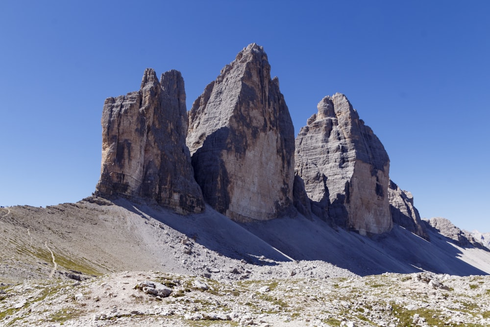 Un grupo de rocas altas sentadas en la cima de una montaña