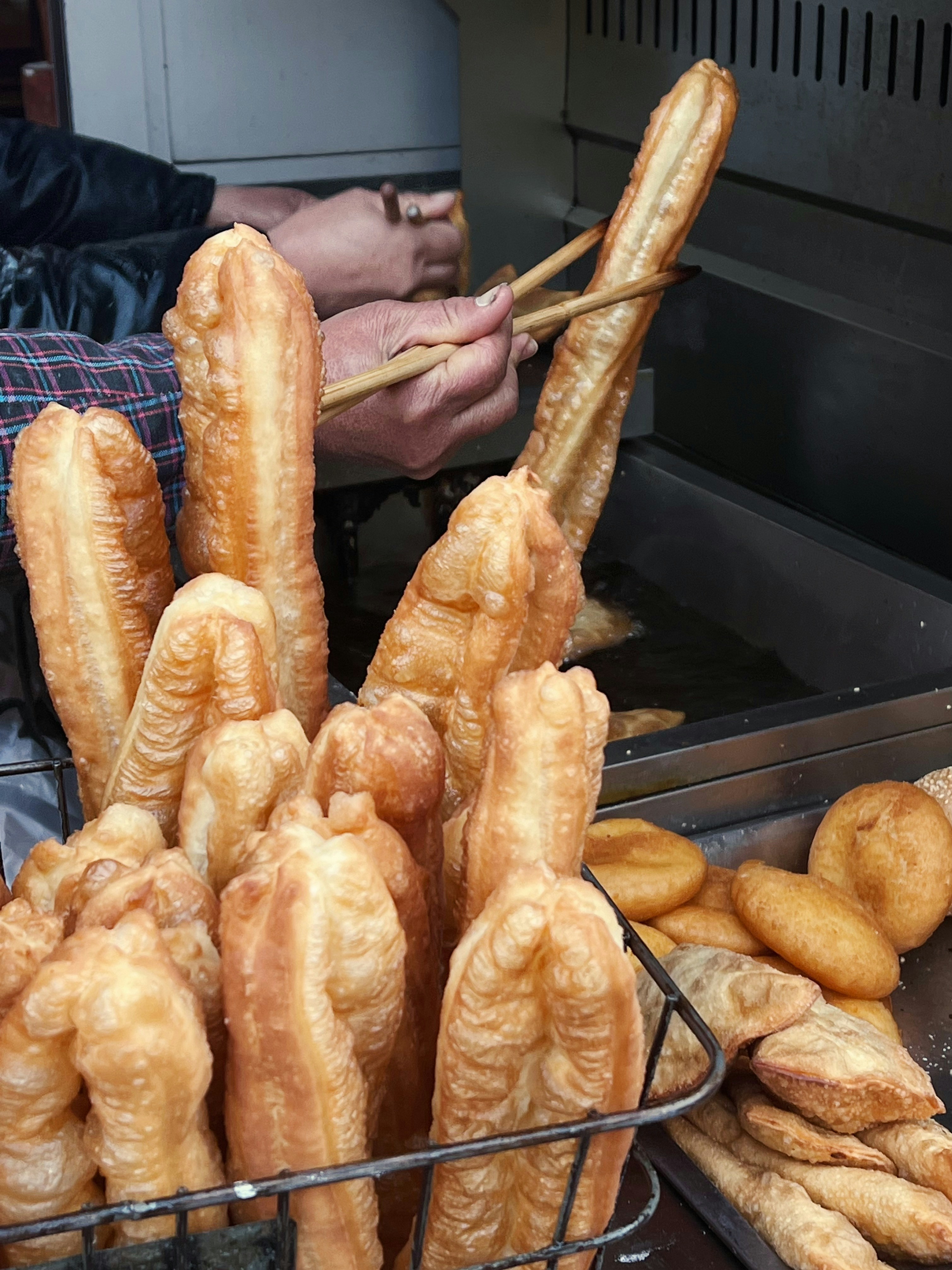 seikat batang roti yang ada di keranjang
