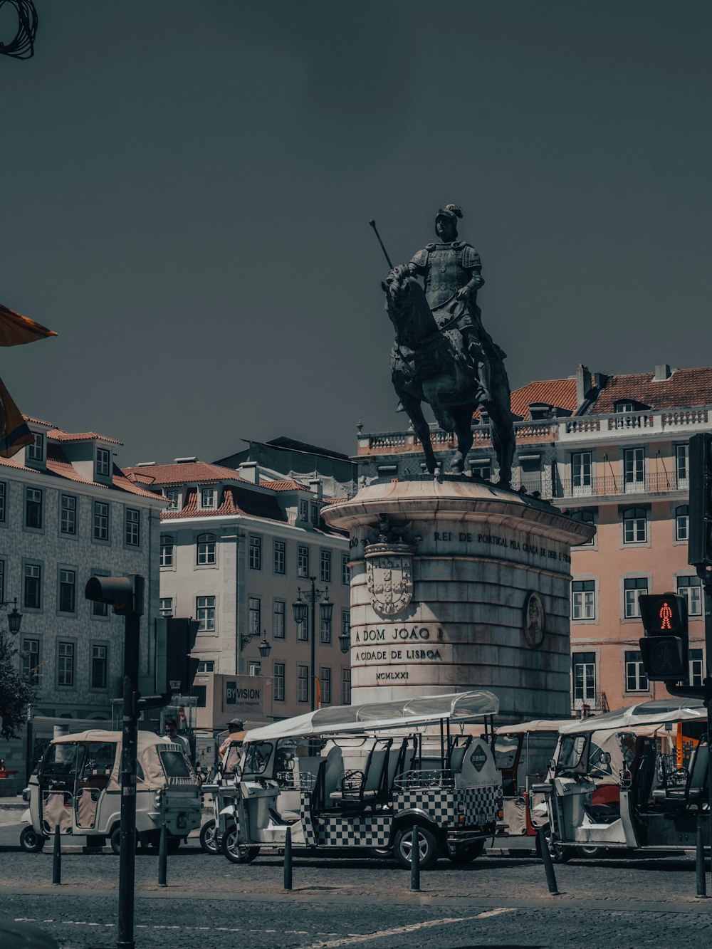 a statue of a man on a horse in the middle of a city