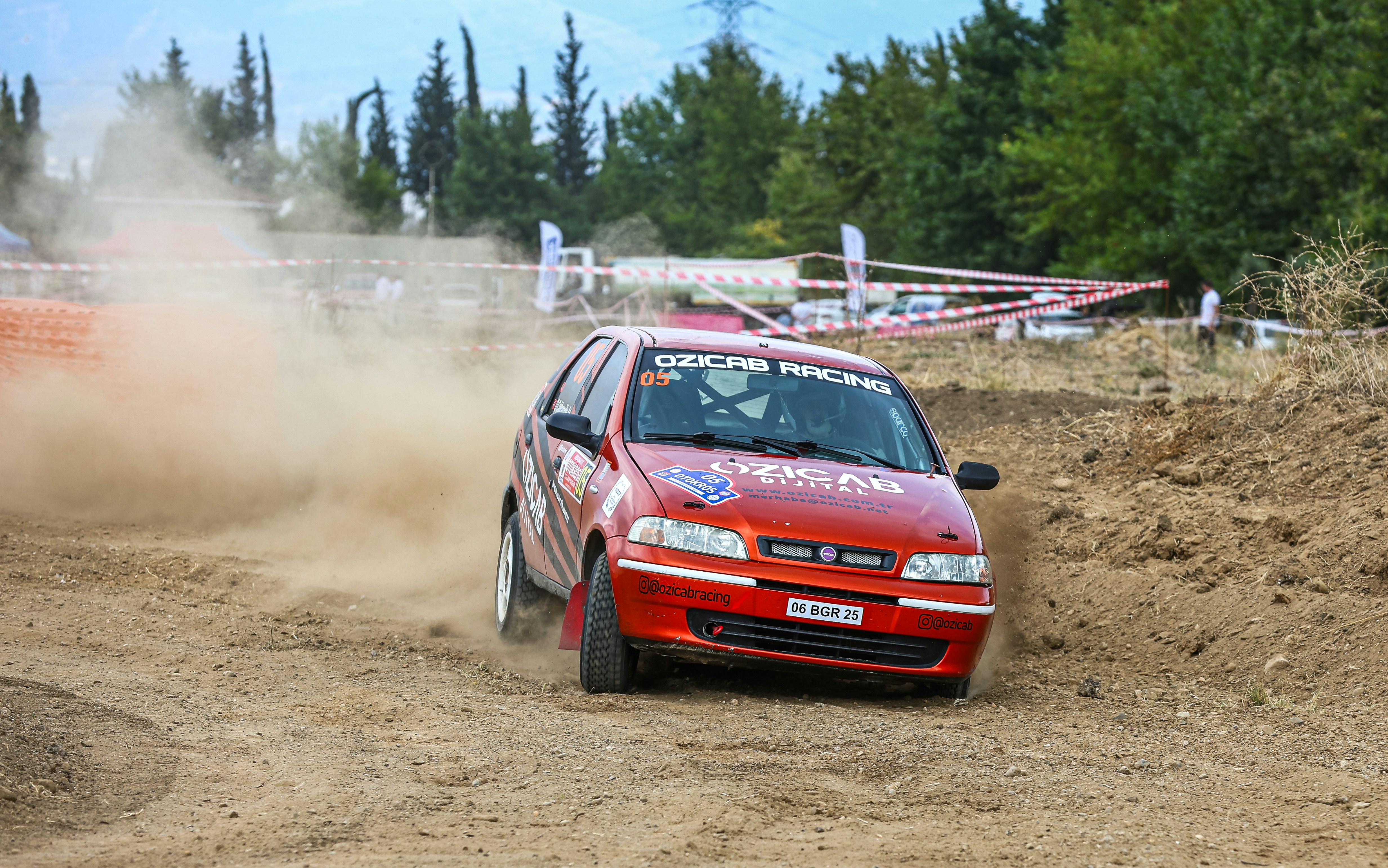 Un'auto rossa che percorre una strada sterrata foto – Rally Immagine ...