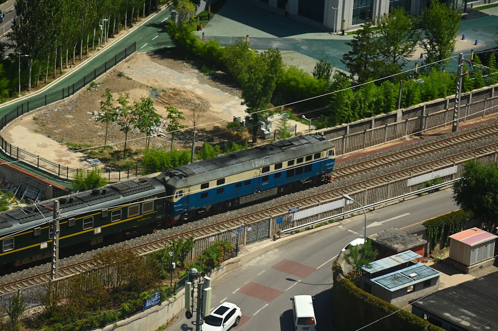 緑豊かな丘の中腹にある線路を下る列車