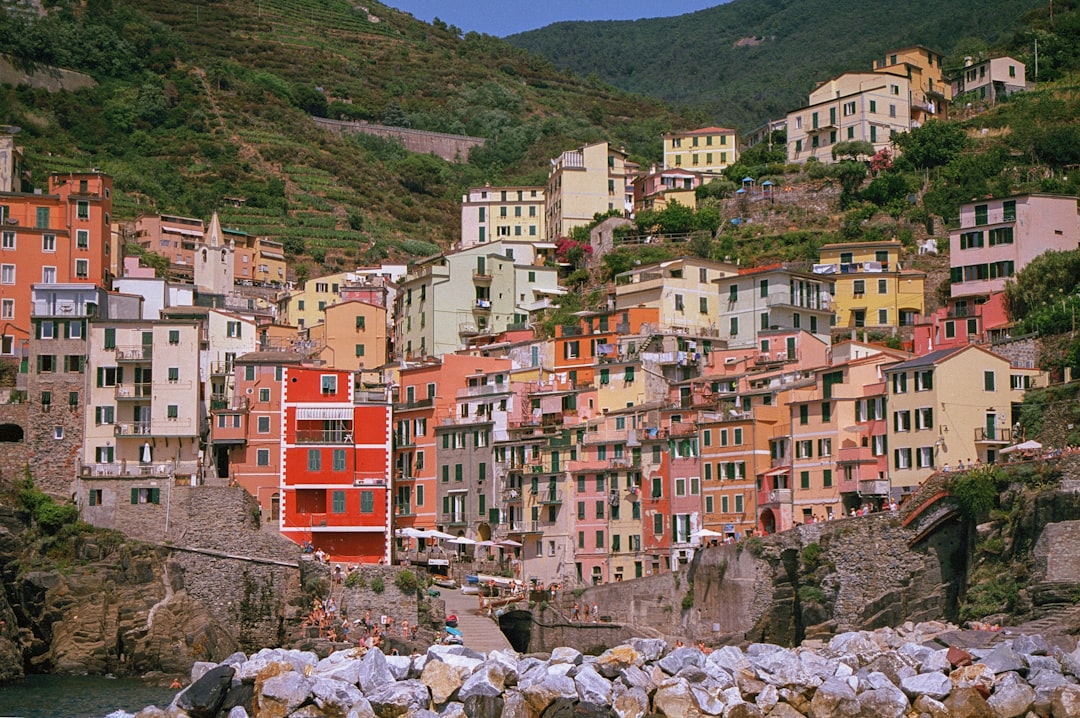 a bunch of buildings that are on the side of a hill,