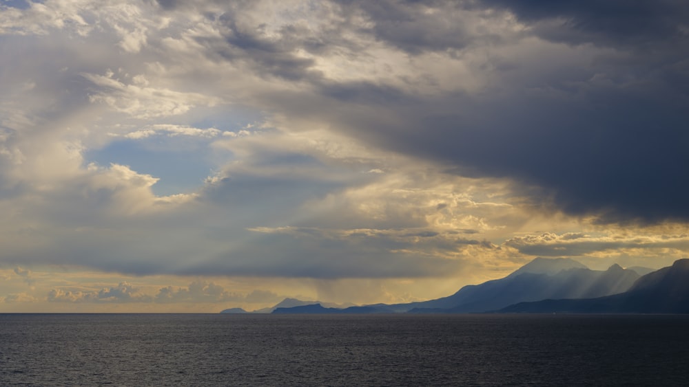 una gran masa de agua bajo un cielo nublado