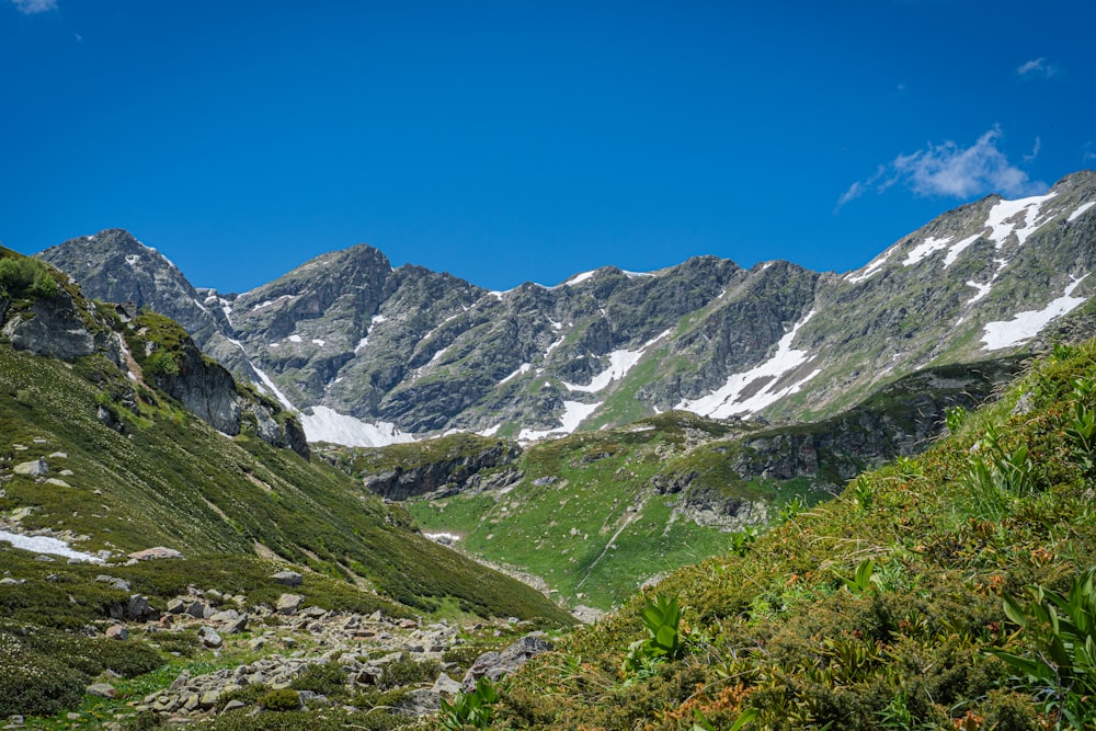 Blick auf eine Bergkette von einem Wanderweg aus