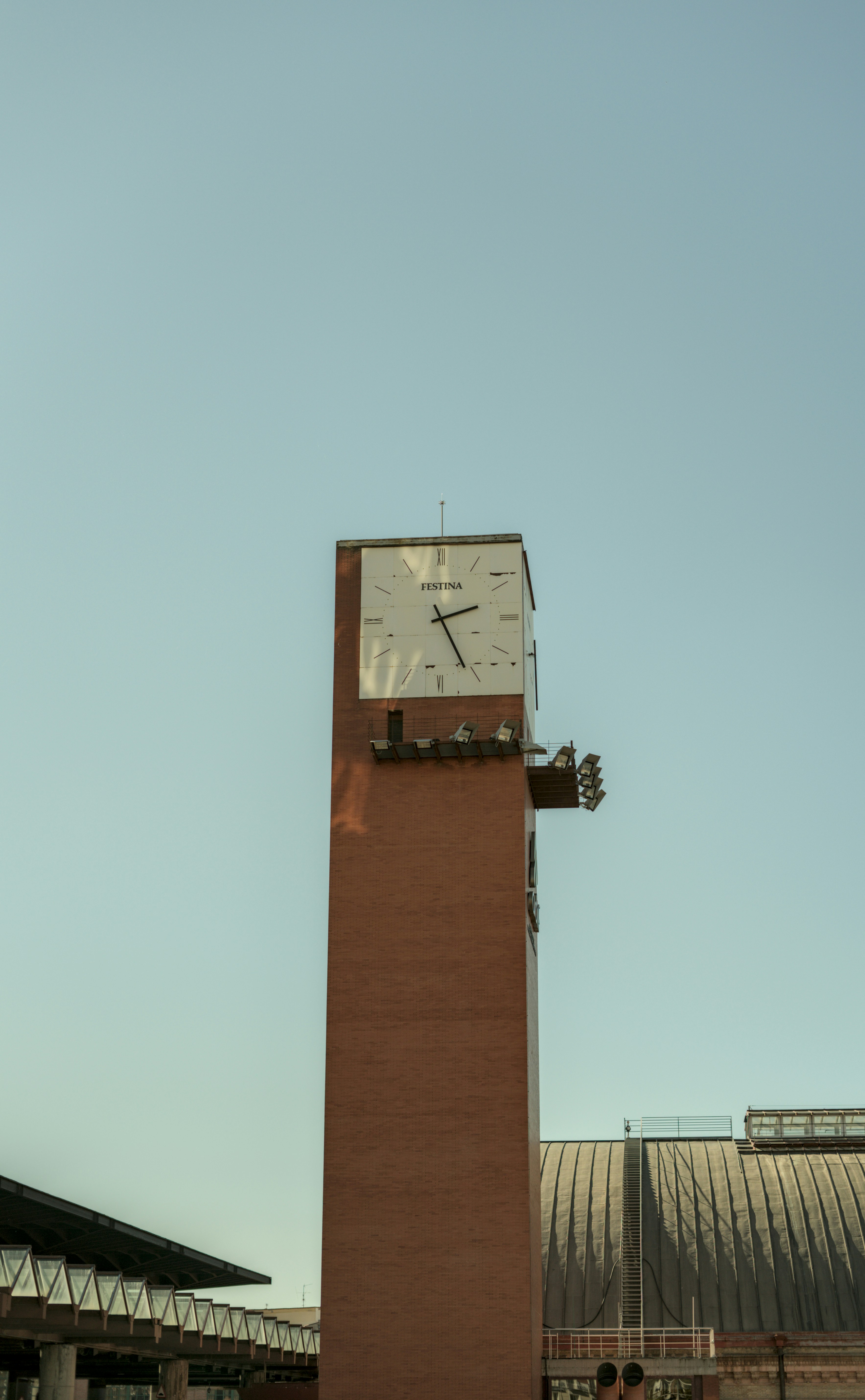 Una alta torre del reloj con un fondo de cielo