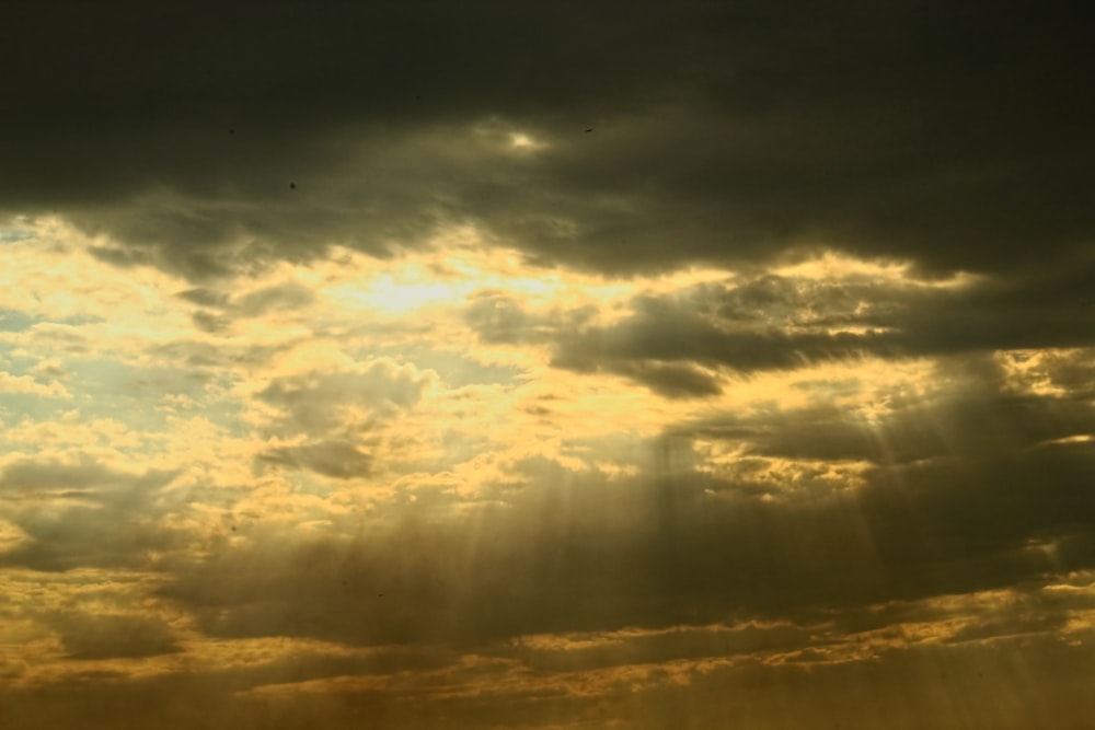 El sol brilla a través de las nubes en el cielo