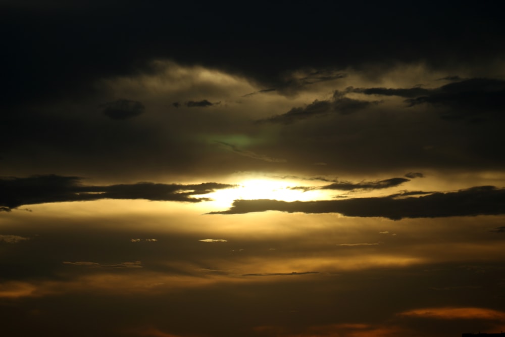 El sol brilla a través de las nubes en el cielo